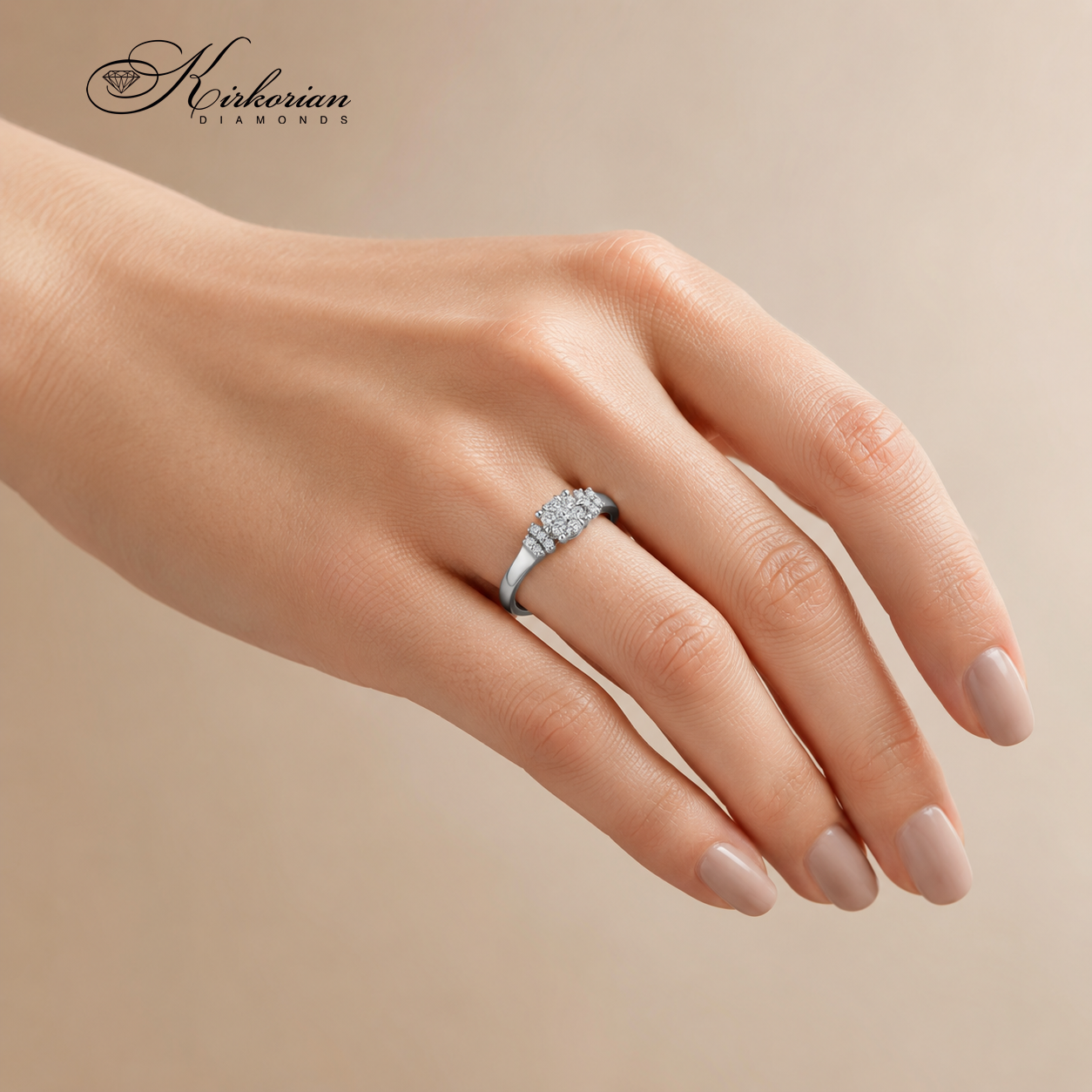 Елегантен годежен пръстен от бяло злато 18К с диаманти 0.18 ct (модел RN15), носен на безименния пръст на женска ръка.