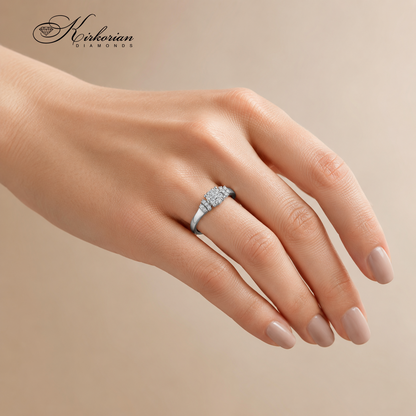 Елегантен годежен пръстен от бяло злато 18К с диаманти 0.18 ct (модел RN15), носен на безименния пръст на женска ръка.