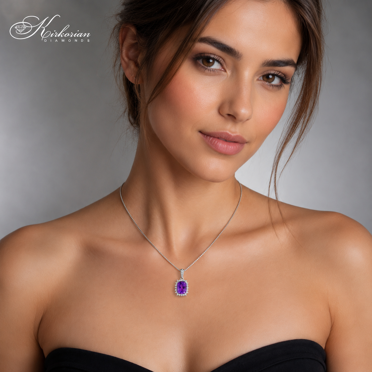 Дамски модел, носещ колие от бяло злато 18K с естествен аметист 1.36 ct и диаманти 0.21 ct – луксозен модел RN177 от Kirkorian Diamonds