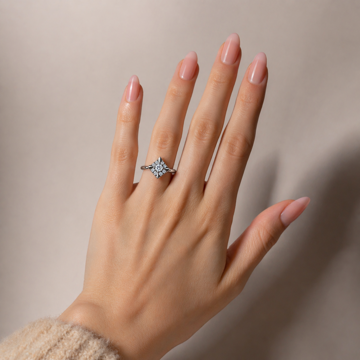 годежен пръстен с диаманти 0.20 ct върху ръка бяло злато 14К реална визия RN18