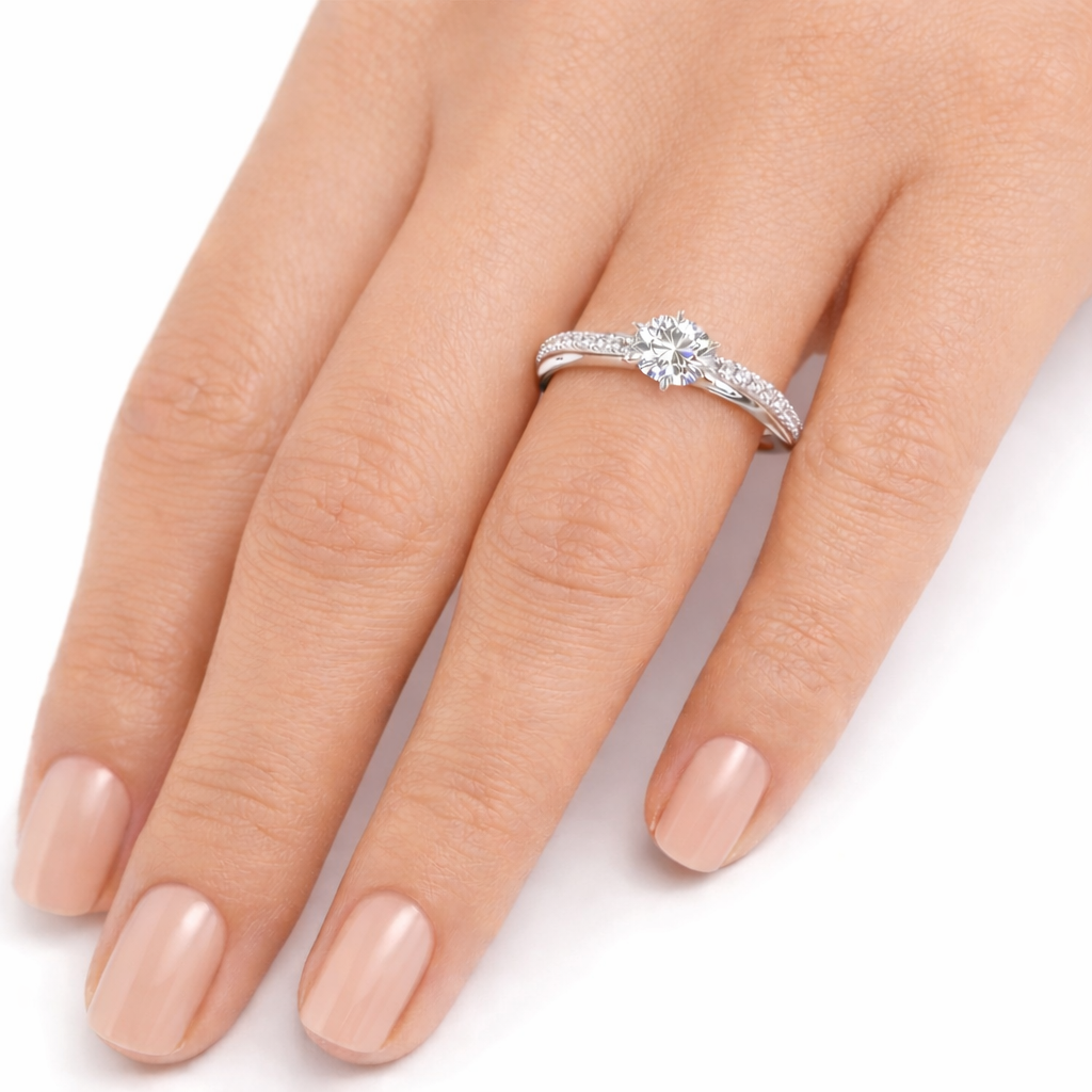 годежен пръстен с централен диамант 0.36 ct бяло злато 18К GIA RN185B на ръка