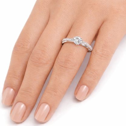 годежен пръстен с централен диамант 0.36 ct бяло злато 18К GIA RN185B на ръка