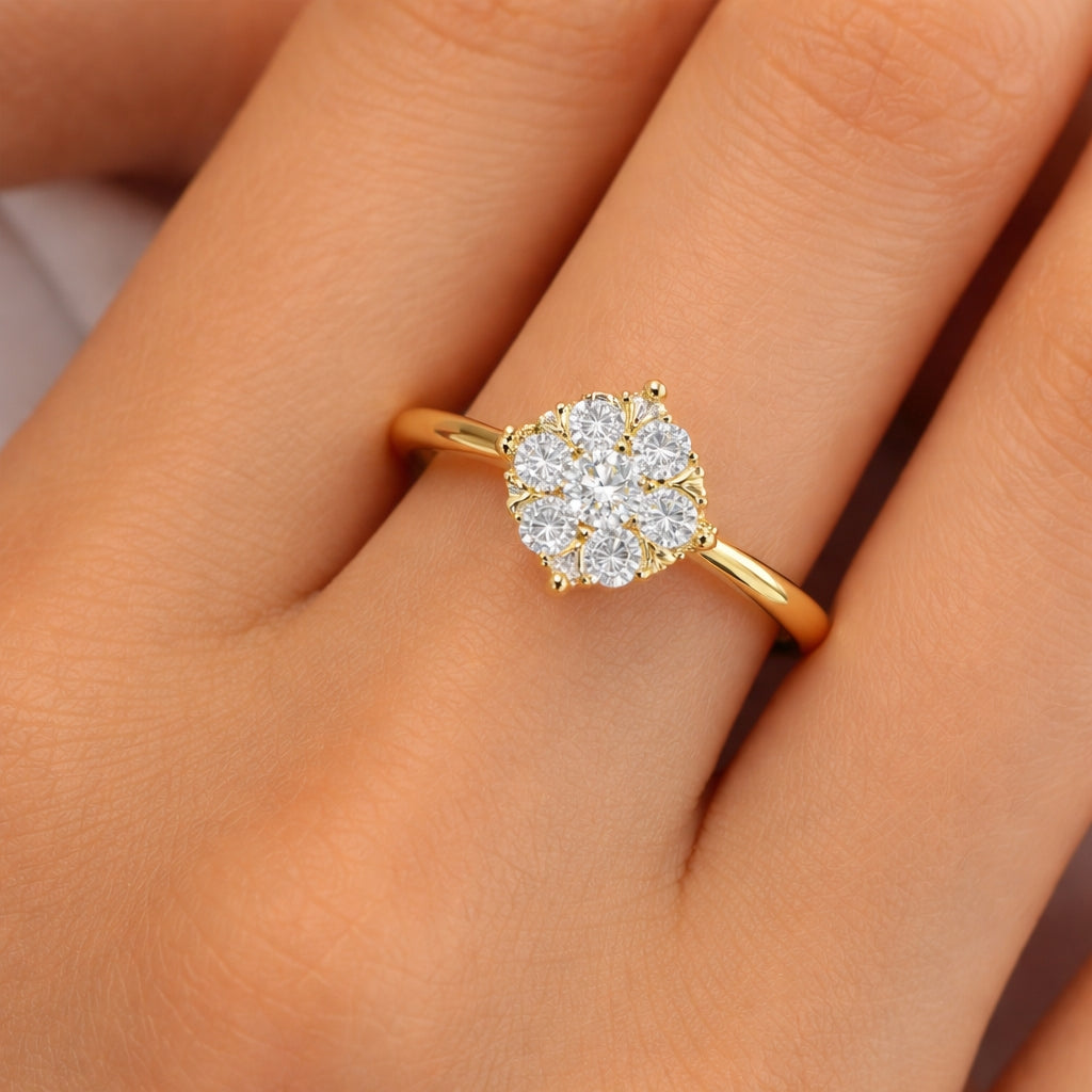 диамантен годежен пръстен 0.25 ct на ръка жълто злато