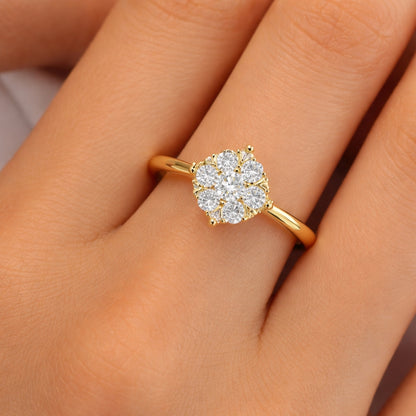 диамантен годежен пръстен 0.25 ct на ръка жълто злато