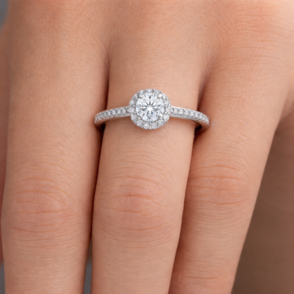 годежен пръстен с диаманти 0.42 ct GIA на ръка бяло злато 18k елегантен halo