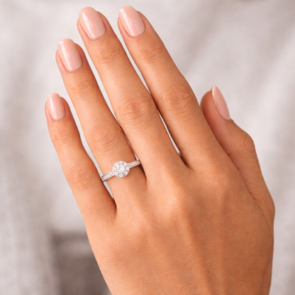 годежен пръстен хало с диаманти 0.27 ct бяло злато 18K RN34B на ръка, диамантен пръстен бяло злато, луксозен годежен пръстен