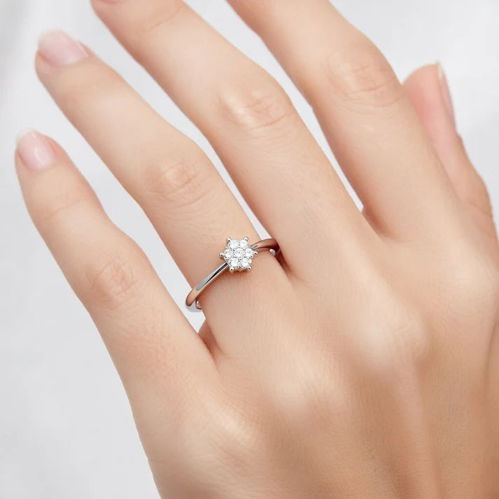 годежен пръстен с диаманти 0.11 ct на ръка