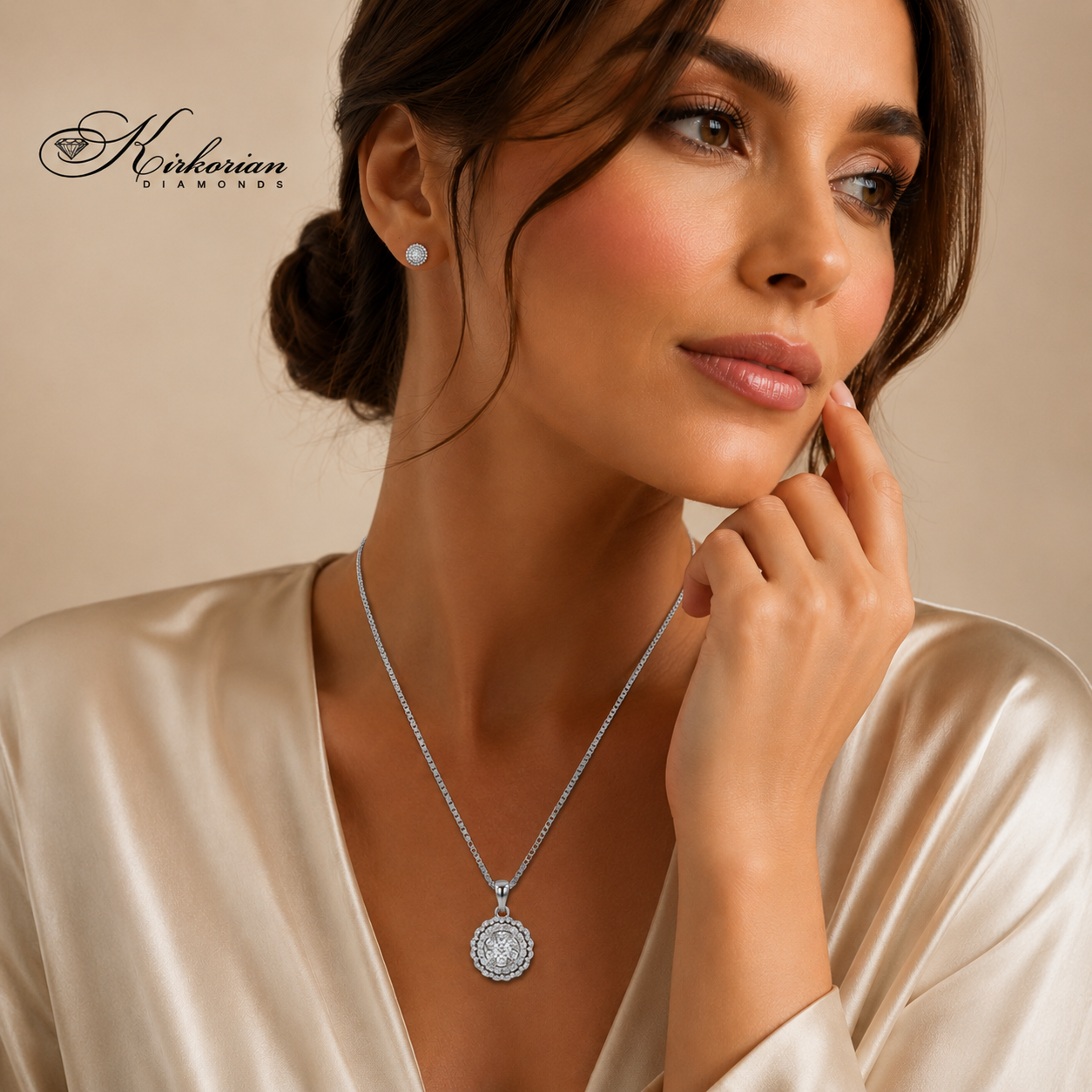 Колие от бяло злато 18К с естествени диаманти 0.50 ct RN74 Kirkorian Diamonds върху модел – луксозно дамско бижу за специални поводи