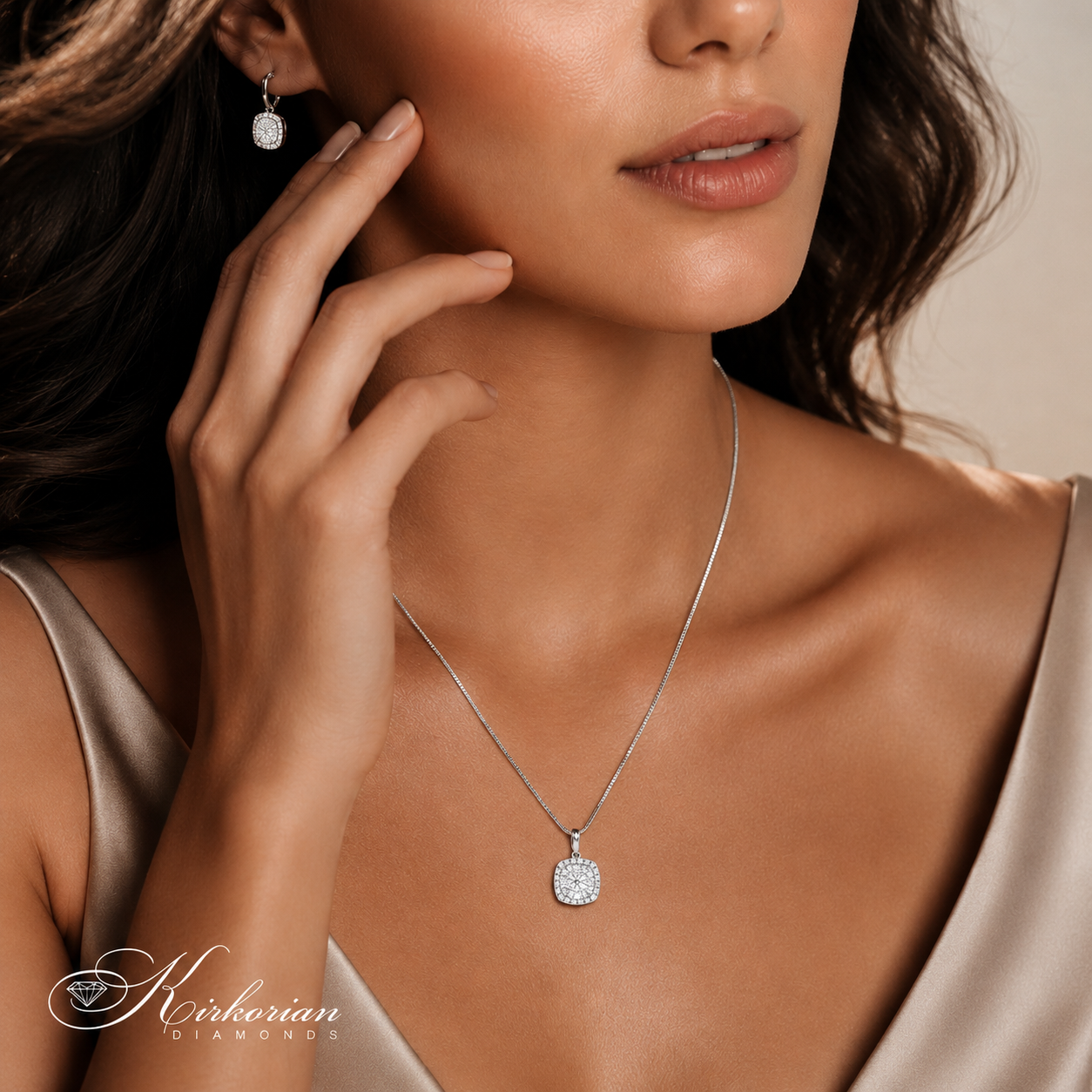 Луксозно колие с диаманти 0.50 ct от бяло злато 18К RN80B Kirkorian Diamonds върху модел – елегантно дамско диамантено бижу с изискан дизайн