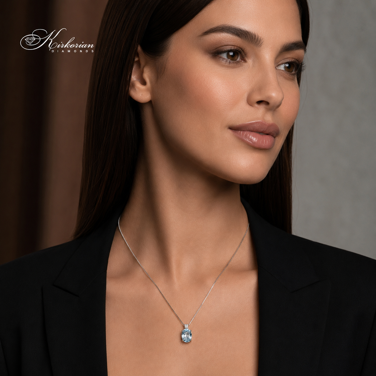 Дамски модел, носещ колие от бяло злато 18K с естествен аквамарин 1.15 ct и диамант – модел S103152 от Kirkorian Diamonds