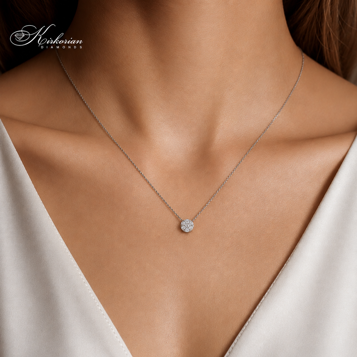Дамски модел, носещ колие от бяло злато 18K с диаманти 0.15 ct – модел S107896 от Kirkorian Diamonds