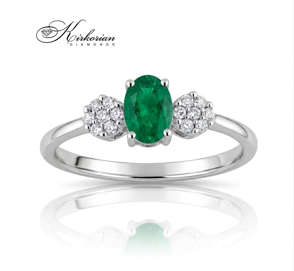 Преден изглед на пръстен с естествен смарагд 0.41 ct, диаманти 0.10 ct и бяло злато 18К