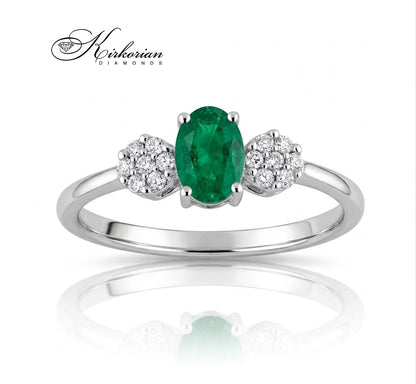 Преден изглед на пръстен с естествен смарагд 0.41 ct, диаманти 0.10 ct и бяло злато 18К