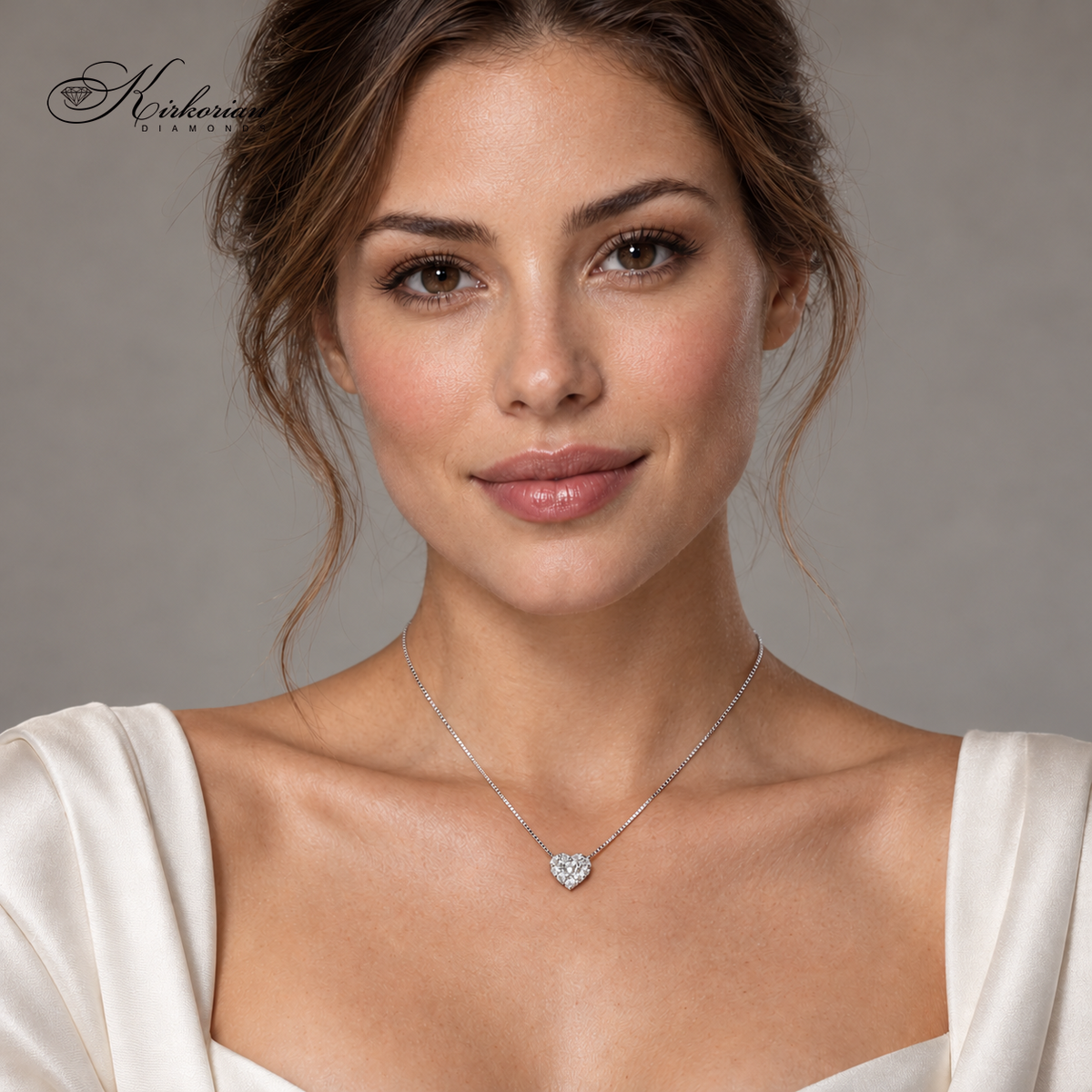 Колие с висулка сърце от бяло злато 18К с диаманти 0.20 ct, носено на врата на модел – S132722.