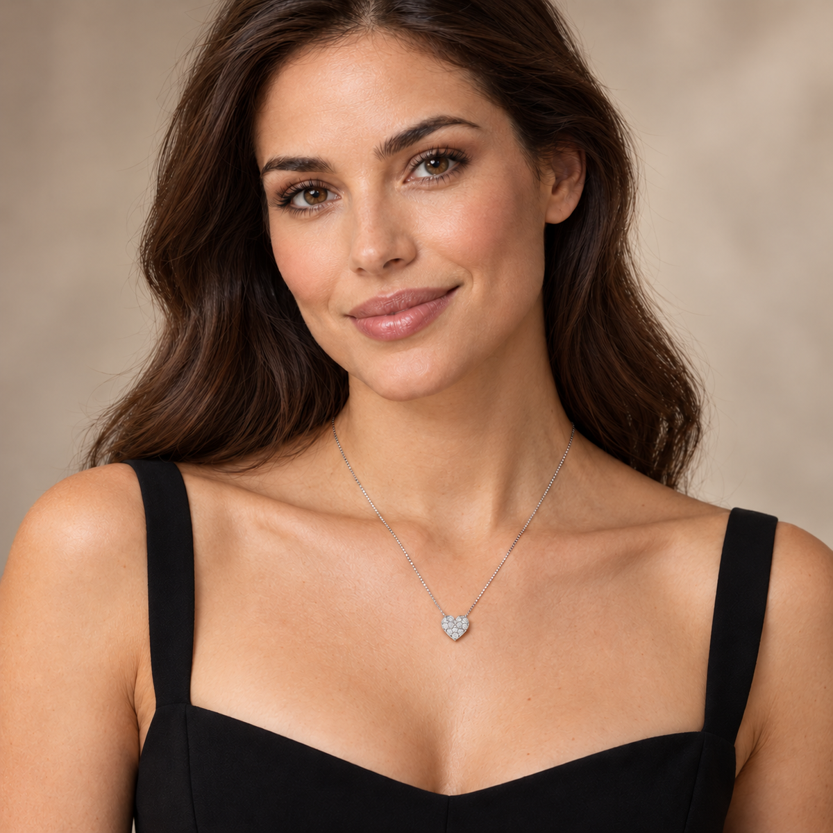 Колие с висулка сърце от бяло злато 18К с диаманти 0.28 ct, носено на врата на модел – S132723.