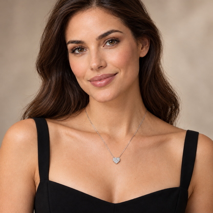 Колие с висулка сърце от бяло злато 18К с диаманти 0.28 ct, носено на врата на модел – S132723.