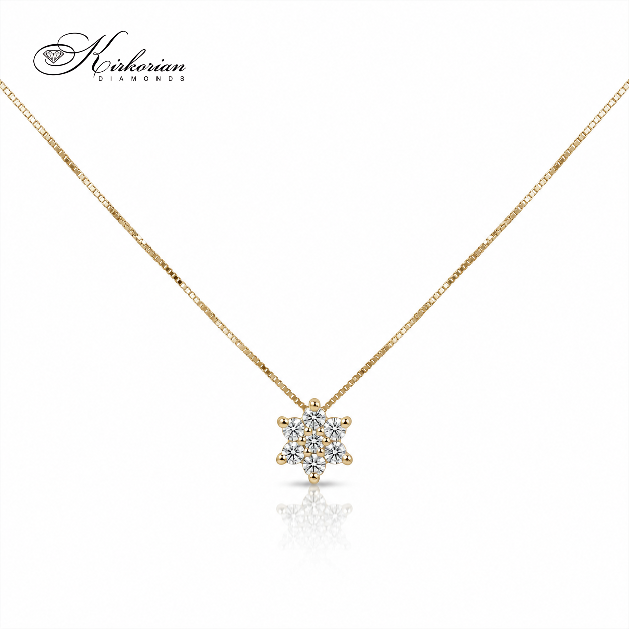 Млада жена с изящно и деликатно златно колие със звезда и диаманти Kirkorian Diamonds на врата