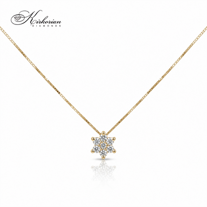 Млада жена с изящно и деликатно златно колие със звезда и диаманти Kirkorian Diamonds на врата