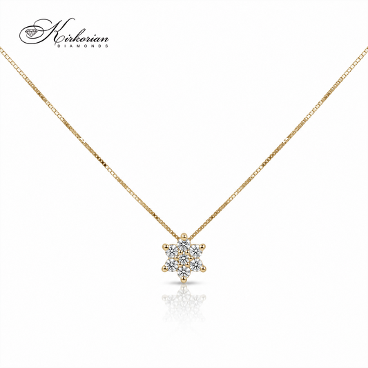 Млада жена с изящно и деликатно златно колие със звезда и диаманти Kirkorian Diamonds на врата