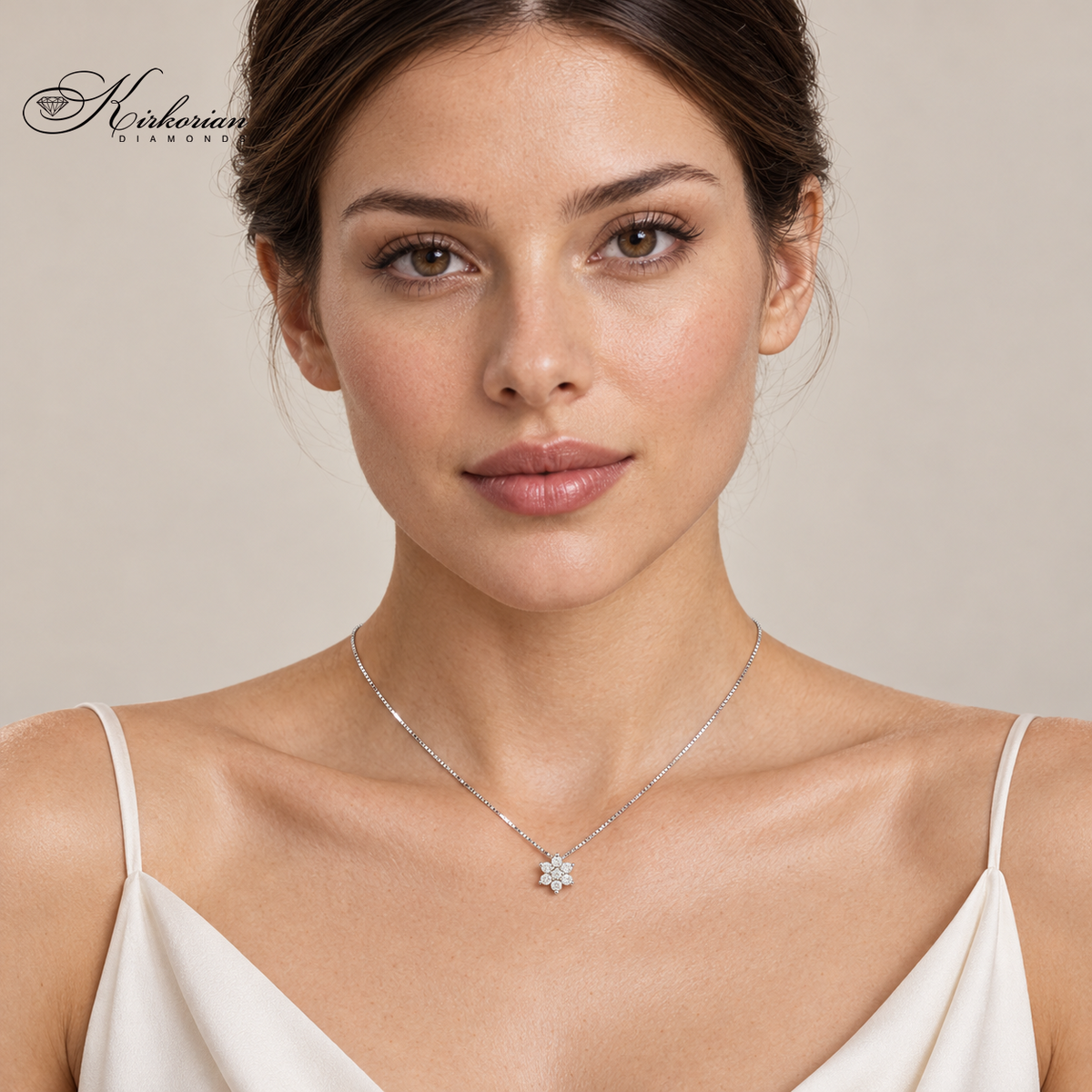 Колие звезда от бяло злато 18К с диаманти 0.18 ct, носено на врата на модел – S189892.