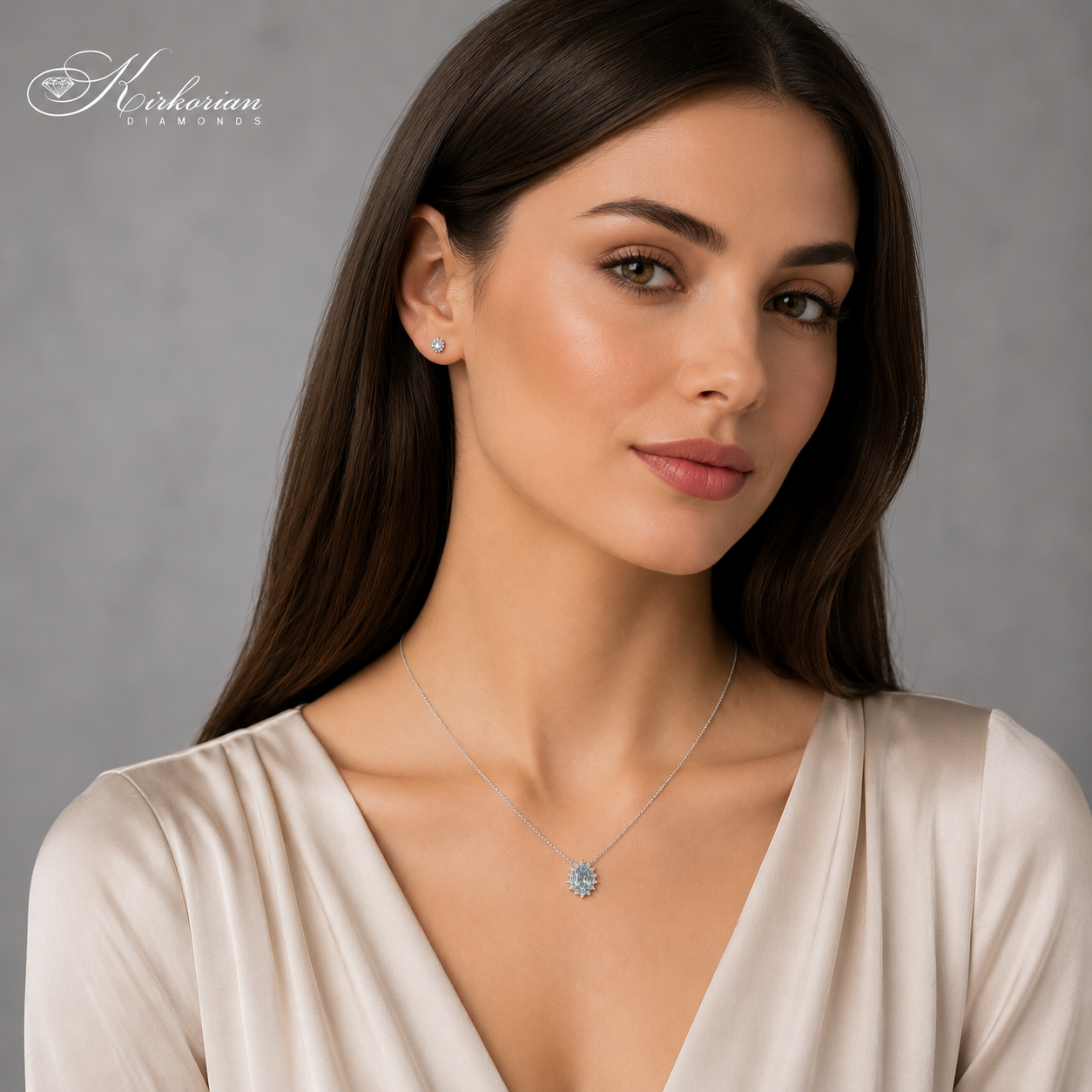 Дамски модел, носещ колие от бяло злато 18K с естествен аквамарин 0.39 ct и диаманти 0.12 ct – модел S199259 от Kirkorian Diamonds