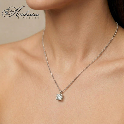 „Елегантно дамско колие с един диамант Kirkorian Diamonds, носено като нежен акцент върху врата. Луксозно бижу от бяло 