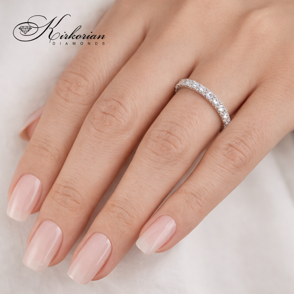 Eternity пръстен от бяло злато 18K с диаманти 0.20 ct на дамска ръка – елегантен тънък диамантен пръстен eternity, KD сертификат, модел S248314