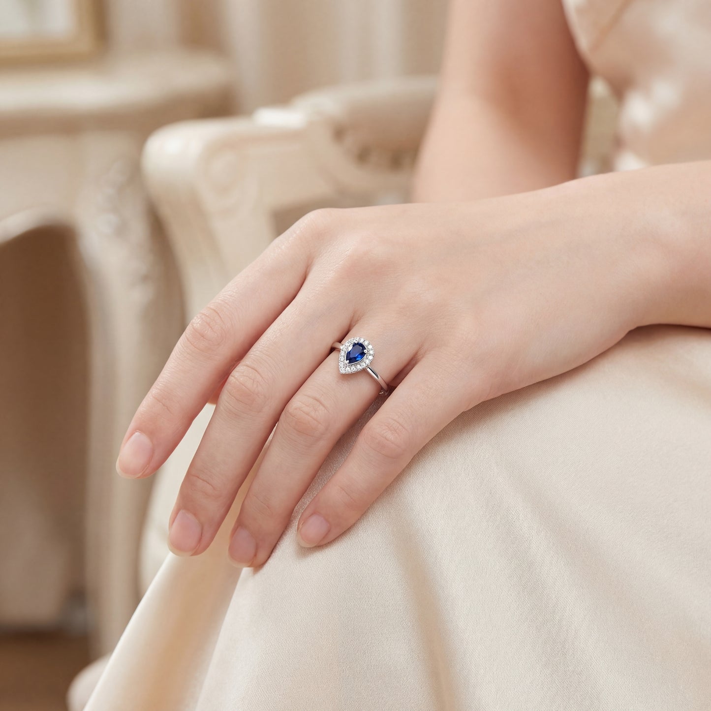 Пръстен от бяло злато 18К със сапфир 0.27 ct и диаманти 0.09 ct – дамски пръстен със син сапфир и брилянтни диаманти, луксозна визия и перфектно съотношение цена качество, код S254344