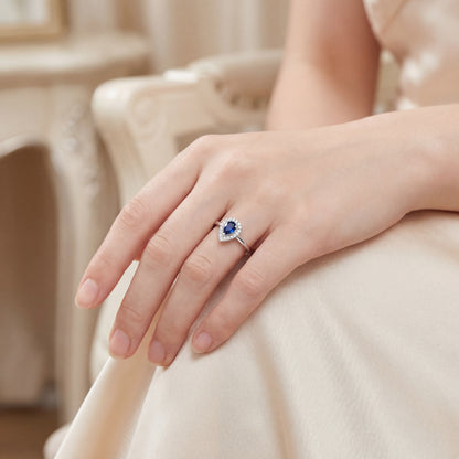 Пръстен от бяло злато 18К със сапфир 0.27 ct и диаманти 0.09 ct – дамски пръстен със син сапфир и брилянтни диаманти, луксозна визия и перфектно съотношение цена качество, код S254344