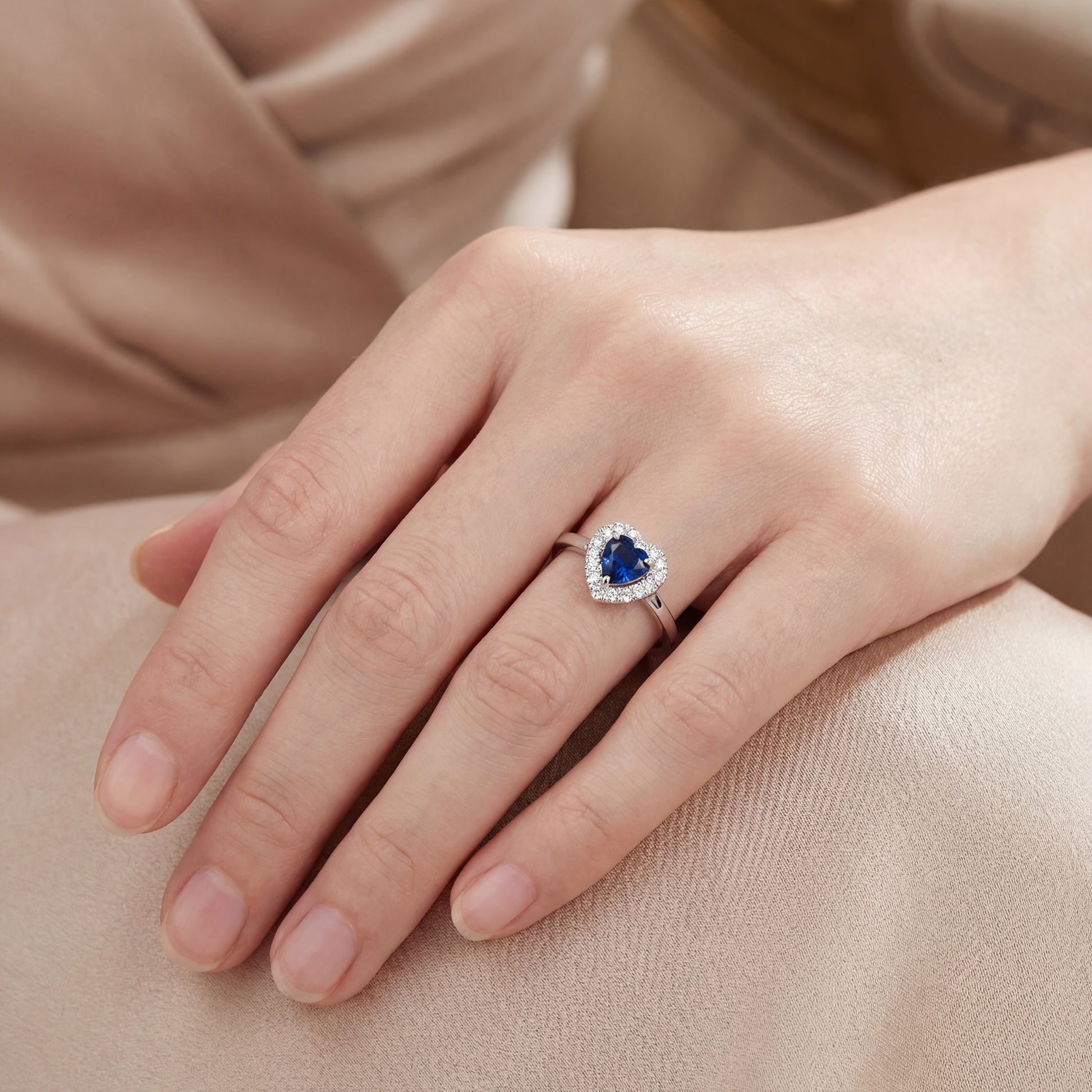 Годежен пръстен от бяло злато 18К със сапфир 0.27 ct и диаманти 0.09 ct сърце – елегантен пръстен на ръка – Kirkorian Diamonds S254345