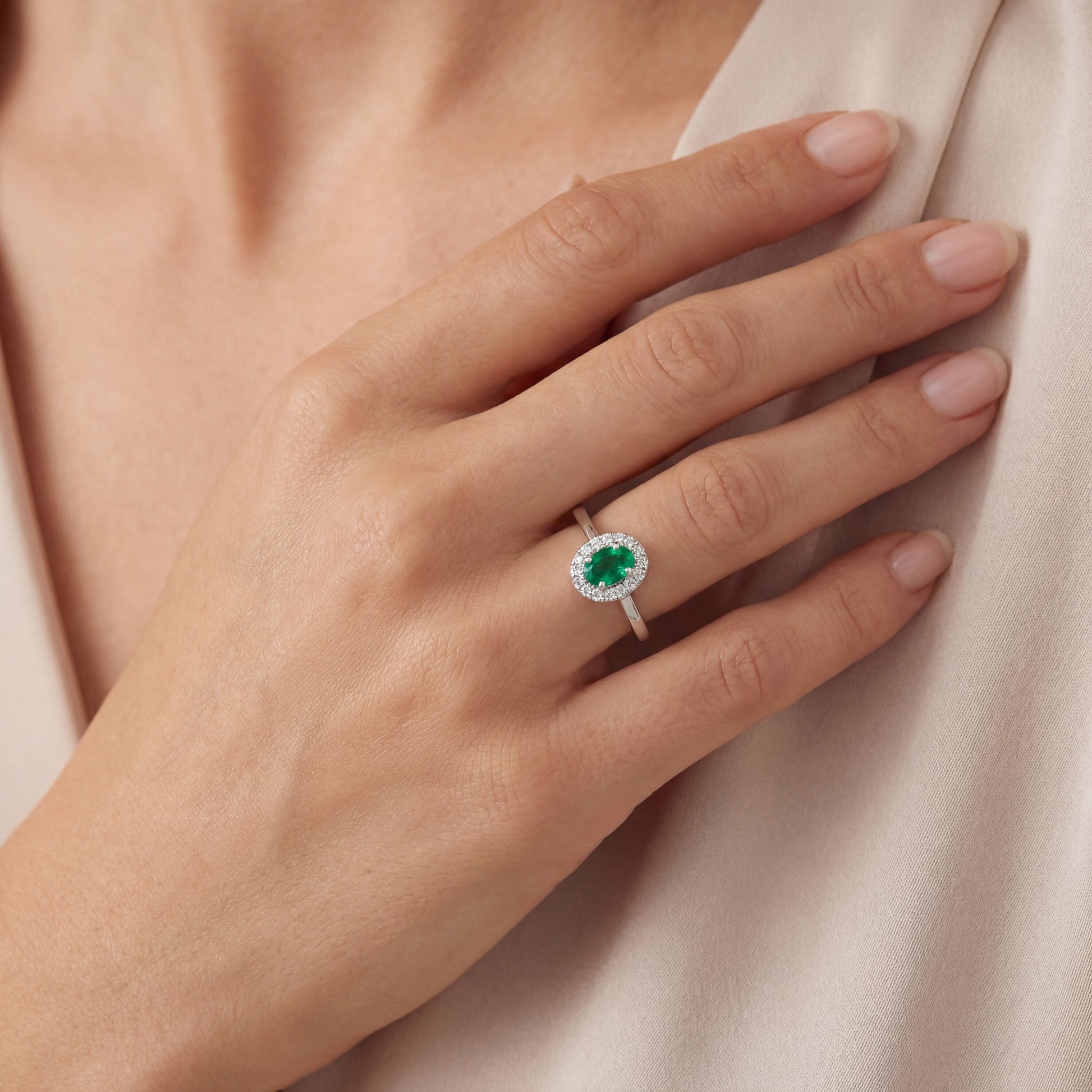 годежен пръстен със смарагд 0.27 ct и диаманти 0.09 ct от бяло злато 18К на ръка Kirkorian Diamonds