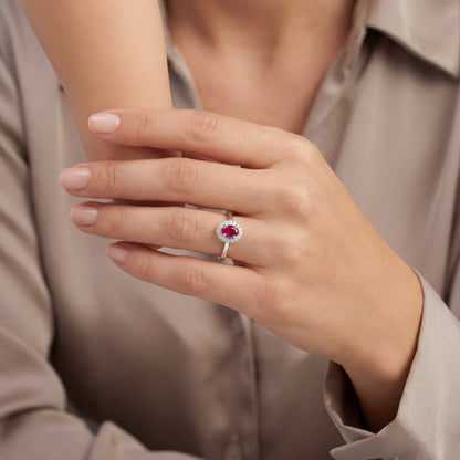 Годежен пръстен с рубин 0.27 ct и диаманти 0.09 ct от бяло злато 18К модел S254349 – елегантен пръстен с рубин и диамантен ореол цени от производител