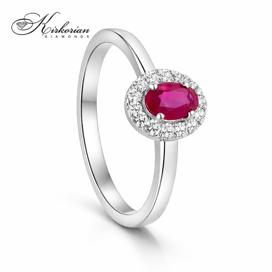 Годежен пръстен с рубин 0.27 ct и диаманти 0.09 ct от бяло злато 18К S254349 върху женска ръка – луксозен пръстен с рубин и диаманти цени от производител