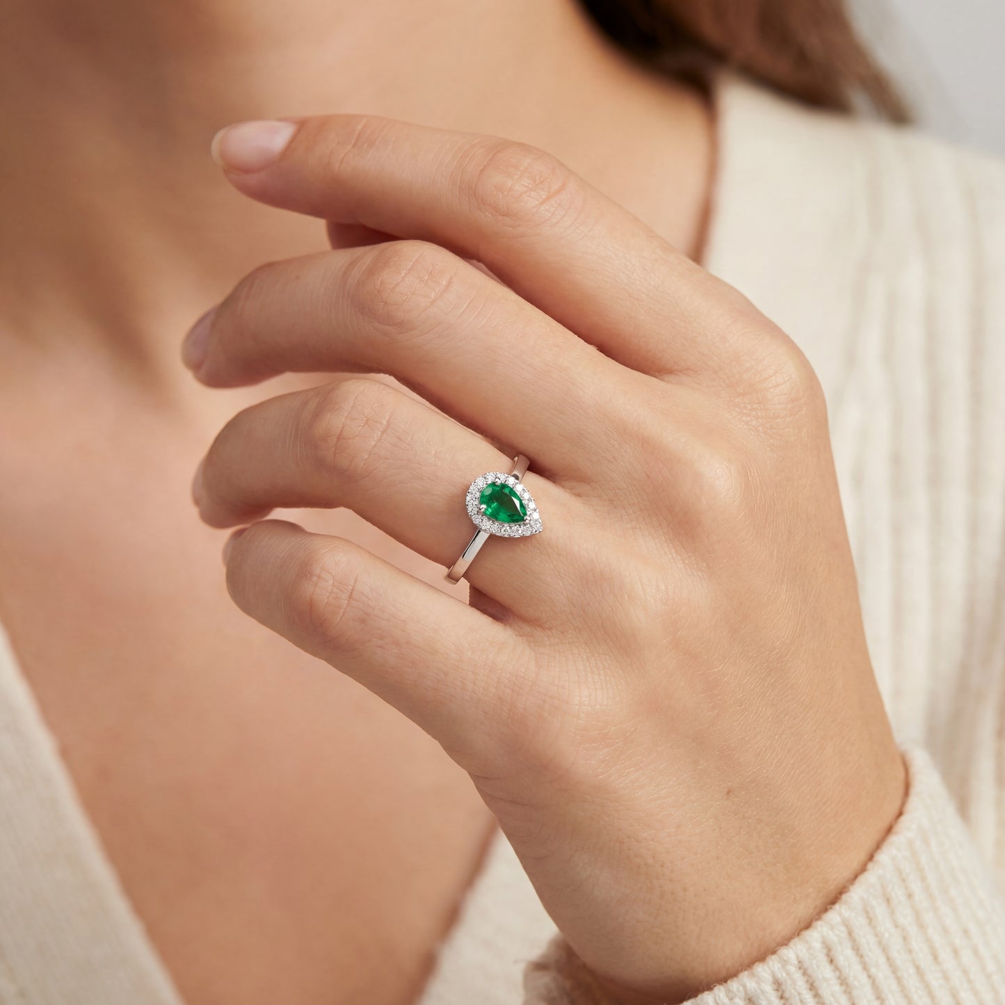 Луксозен годежен пръстен от бяло злато 18К със смарагд 0.17 ct и диаманти 0.09 ct – капковиден смарагд с диамантен ореол, код S254656