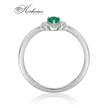 Страничен профил на пръстен със смарагд 0.17 ct, диамантен ореол и фина халка от бяло злато