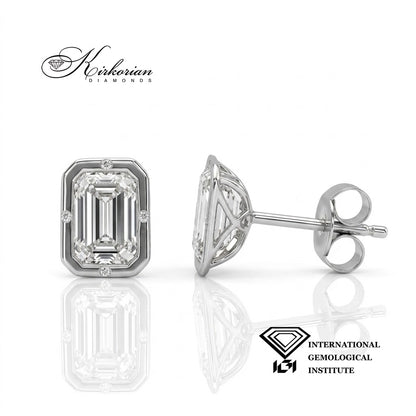 Обеца от бяло злато с лабораторно създаден диамант Emerald Cut, представена върху женско ухо
