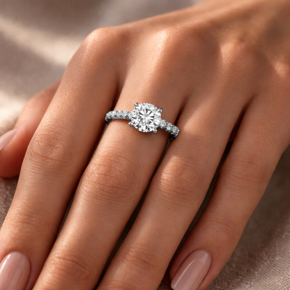 годежен пръстен 1 карат върху ръка бяло злато 585