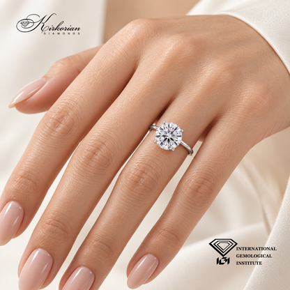 Годежен пръстен с лабораторен диамант 3,00 ct, представен върху женска ръка

