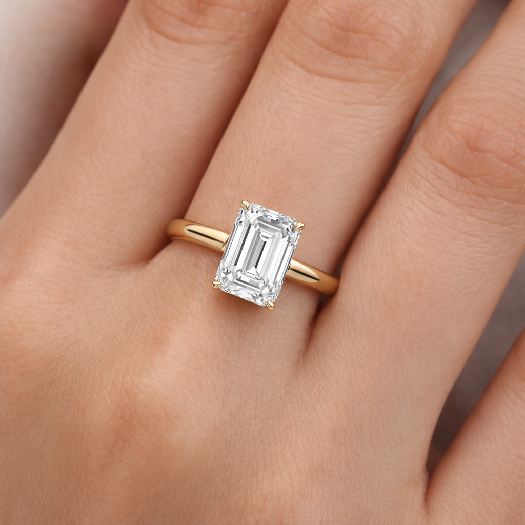 Годежен пръстен 1.52 ct Emerald Cut върху ръка от жълто злато 14К