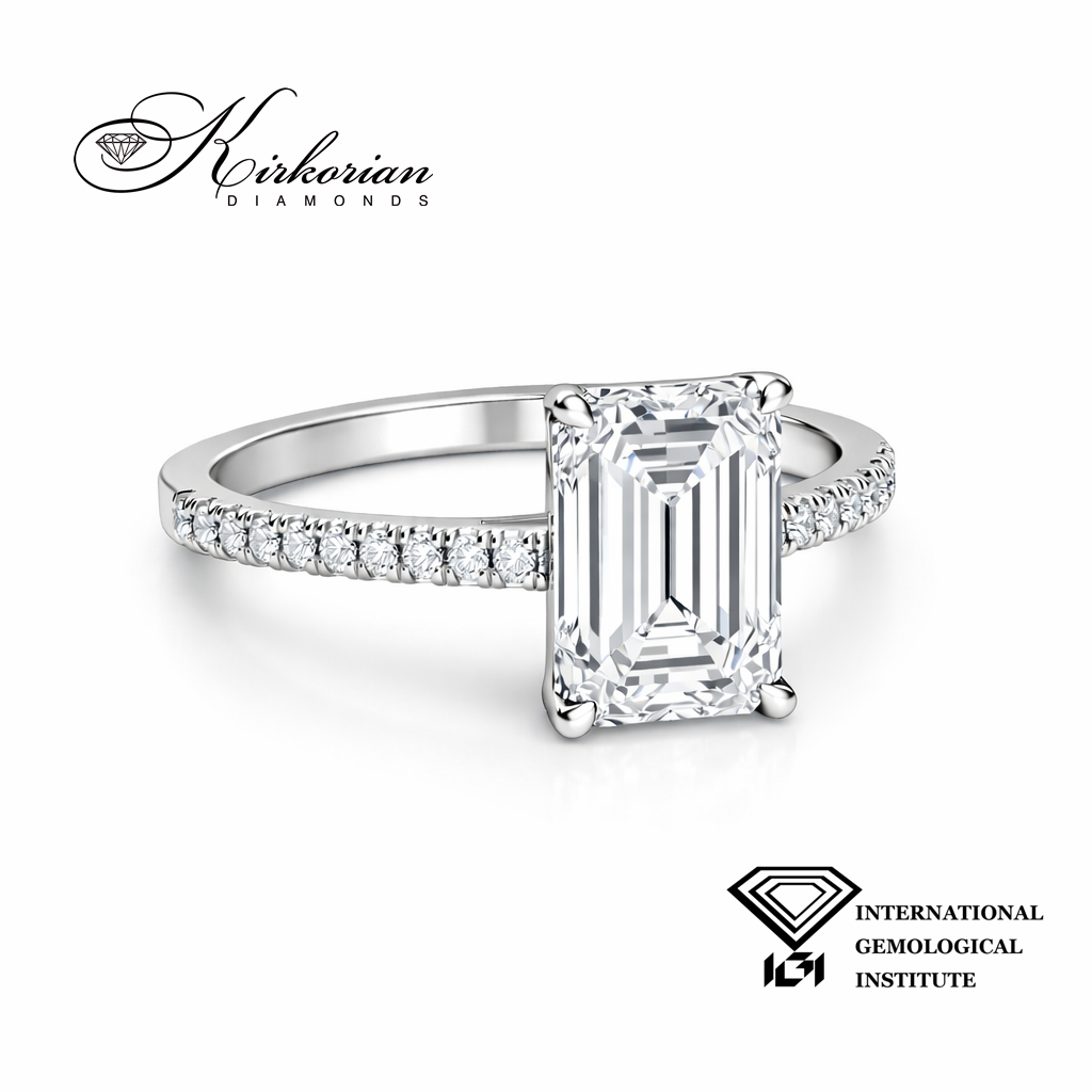 Страничен детайл на халка с кръгли диаманти 0.15 ct E/F VVS–VS към централен Emerald 1.58 ct