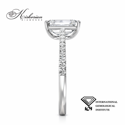 Детайлен ъглов изглед на Emerald диамант 1.58 ct F VVS2 върху бяло злато 14 карата