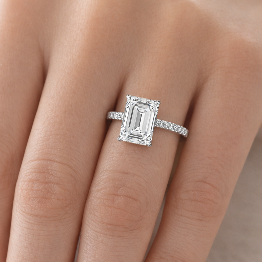 Годежен пръстен от бяло злато 14К с лабораторно създаден диамант 1.58 ct Emerald F VVS2 IGI върху ръка – 1.73 ct общо диаманти SJR60501EM
