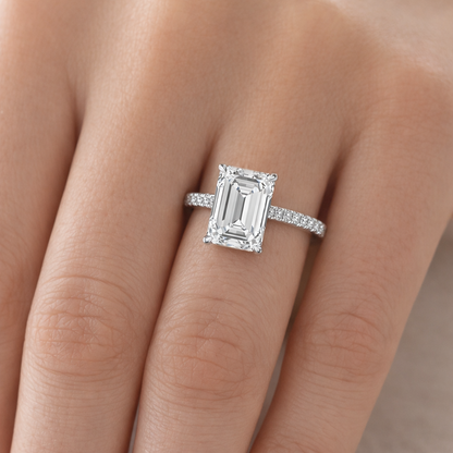 Годежен пръстен от бяло злато 14К с лабораторно създаден диамант 1.58 ct Emerald F VVS2 IGI върху ръка – 1.73 ct общо диаманти SJR60501EM