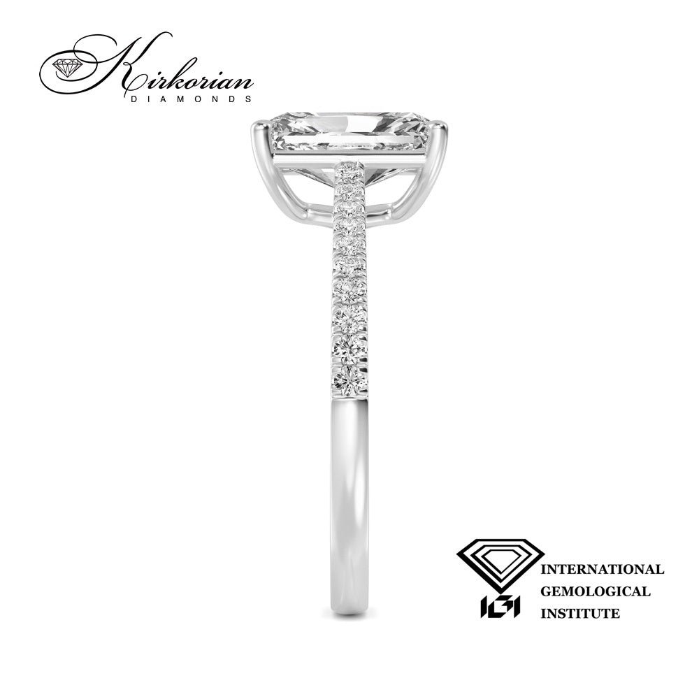 Годежен пръстен с Radiant cut диамант и брилянти по халката