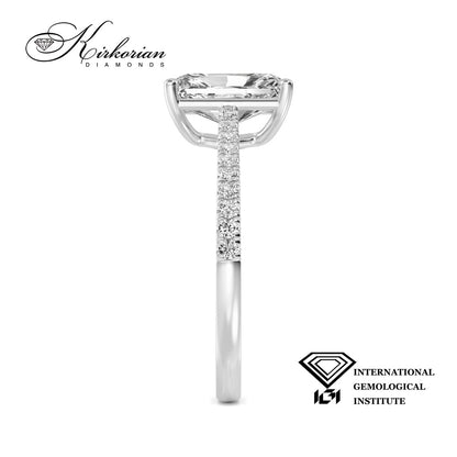 Годежен пръстен с Radiant cut диамант и брилянти по халката