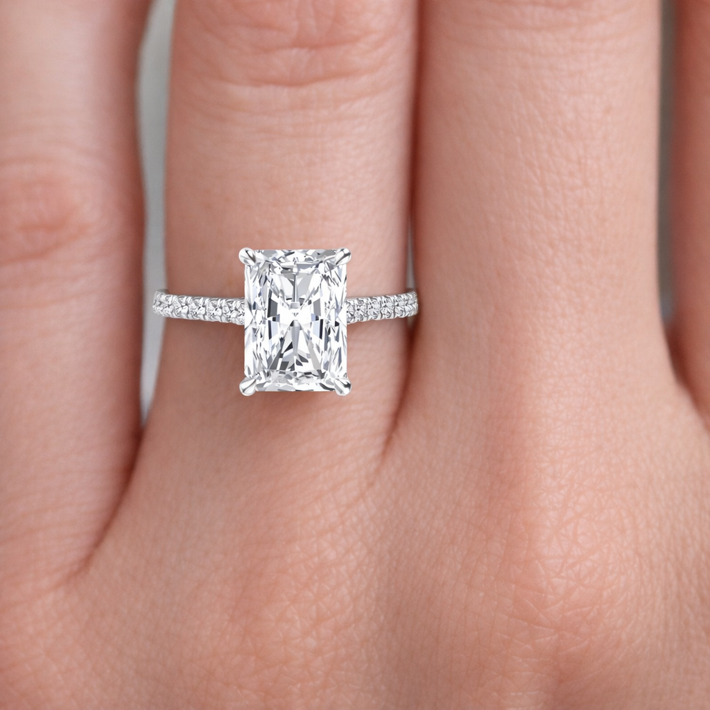 Radiant диамант годежен пръстен на ръка