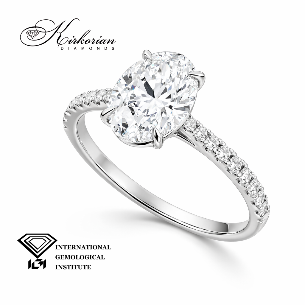 Овален диамант 1.6 карата с брилянти по шината