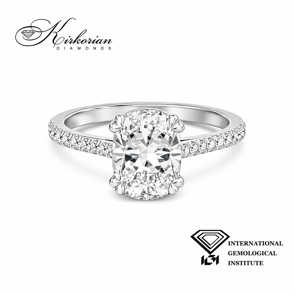 Годежен пръстен от бяло злато 14К с овален лабораторно създаден диамант и странични диаманти по халката"