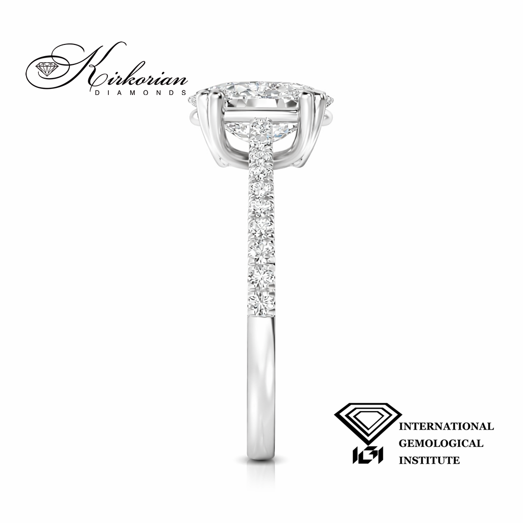 "Страничен детайл на годежен пръстен с овален диамант и паве диаманти от бяло злато 14К"