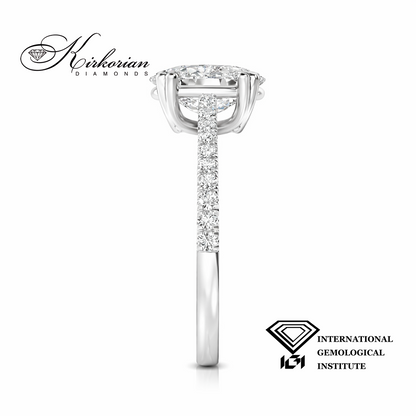 "Страничен детайл на годежен пръстен с овален диамант и паве диаманти от бяло злато 14К"